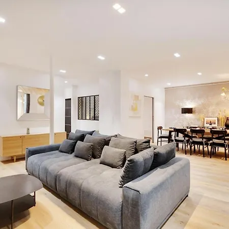 Flat 140 At Sacre Coeur