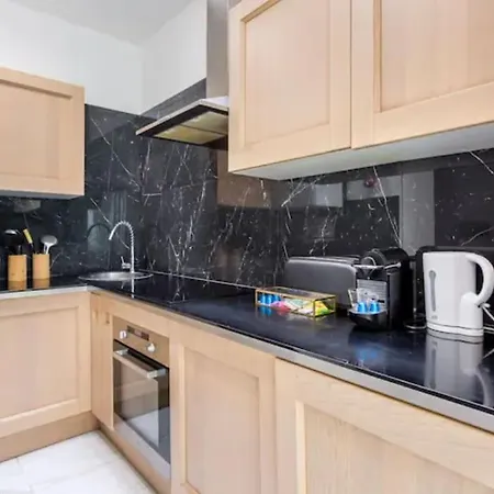 Flat 140 At Sacre Coeur