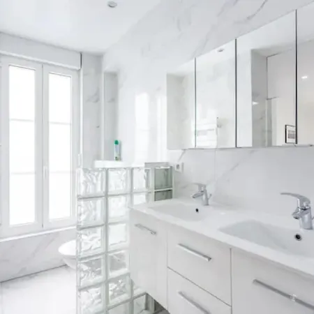 Flat 140 At Sacre Coeur *